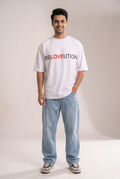 Close-up shot of the premium white fabric and the large, high-quality RELOVEUTION screen-printed design on The Sabio's oversized streetwear t-shirt, highlighting the red and black graphic.